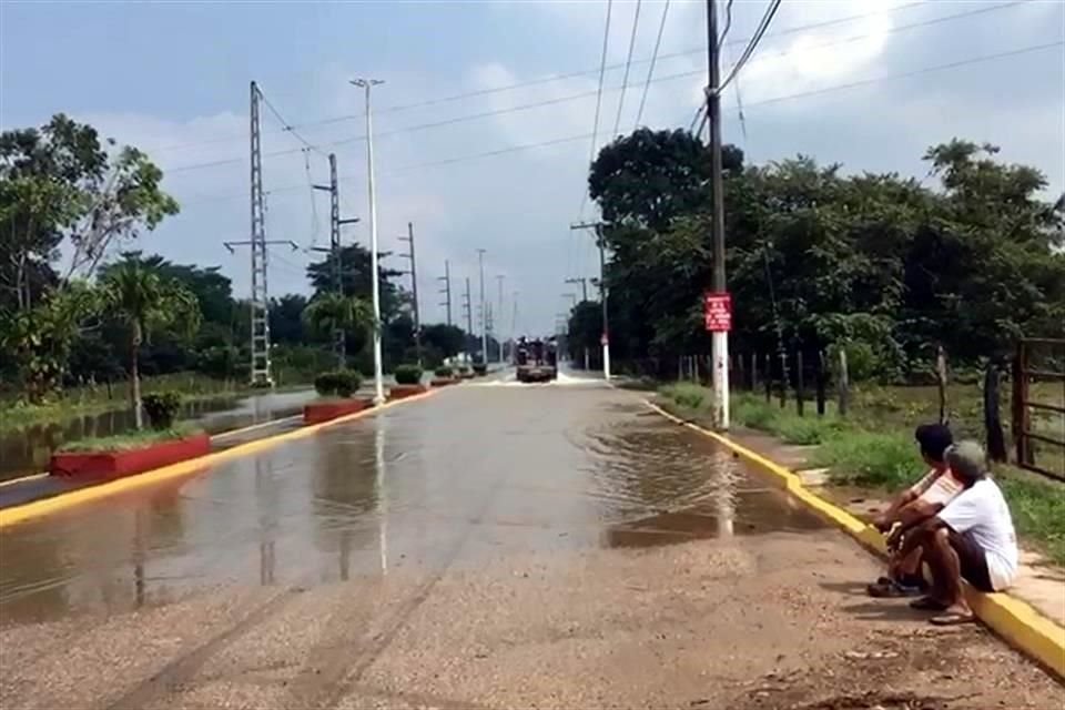 El ingreso por el Bulevar Carlos Pellicer se puede hacer solamente en carros de volteo o camionetas ante la crecida del río.