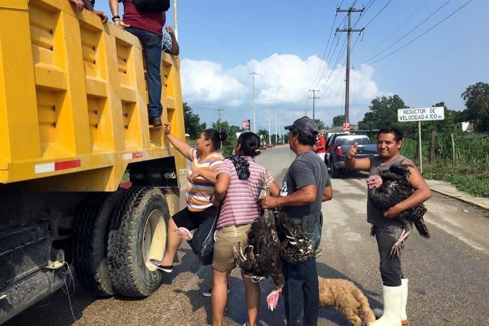 Pobladores con sus pertenencias buscan la manera de trasladarse a sitios más seguros.