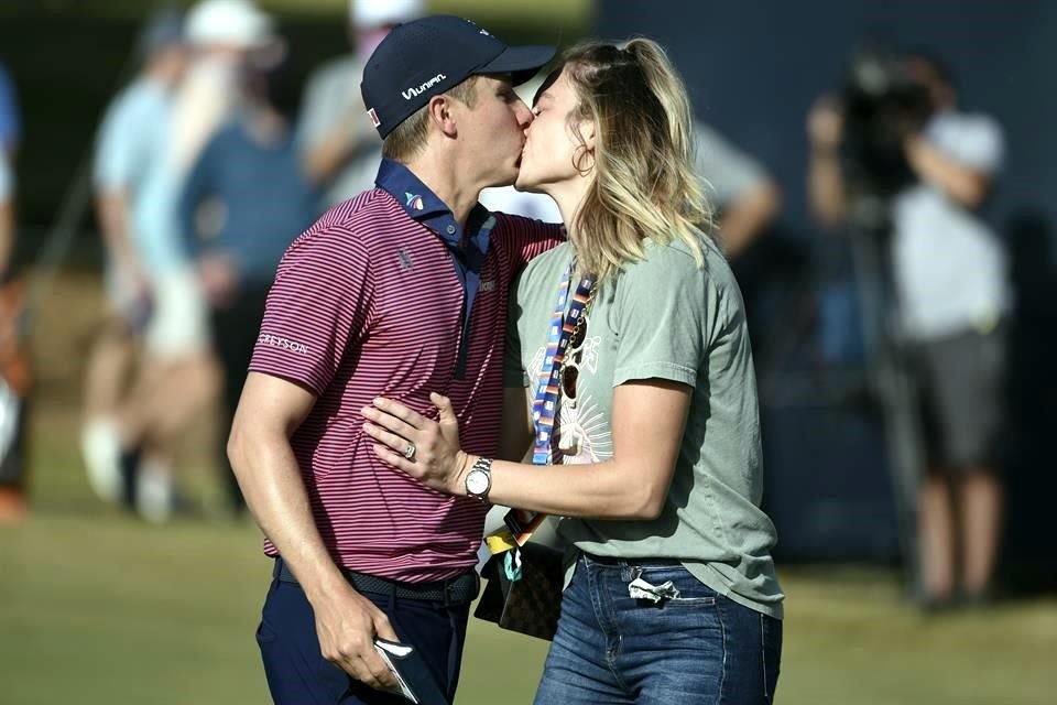 El golfista mexicano recibiendo un beso de su esposa Haley Ortiz.