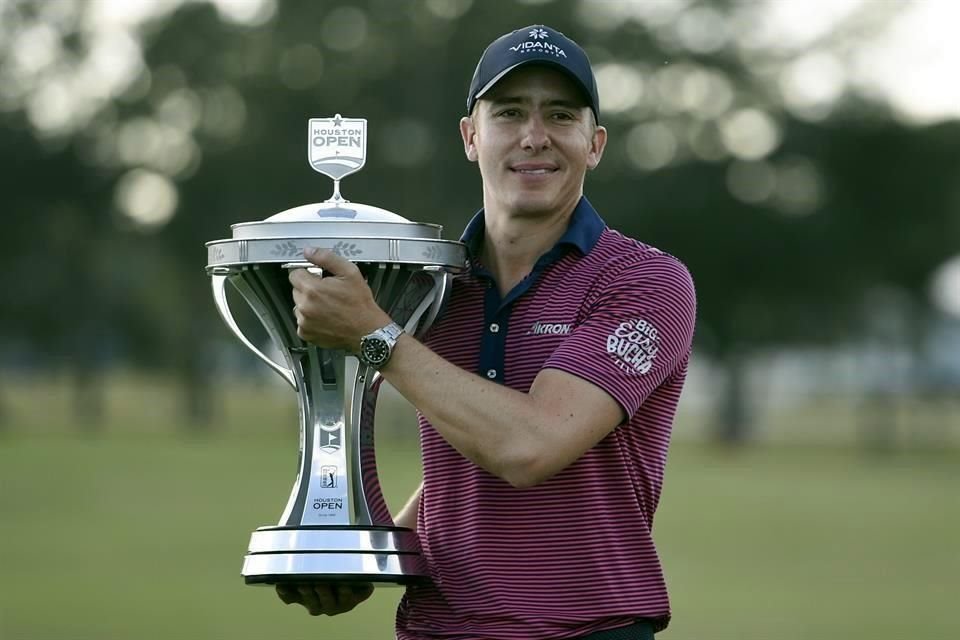 Carlos Ortiz  presumiendo el trofeo de campeón.