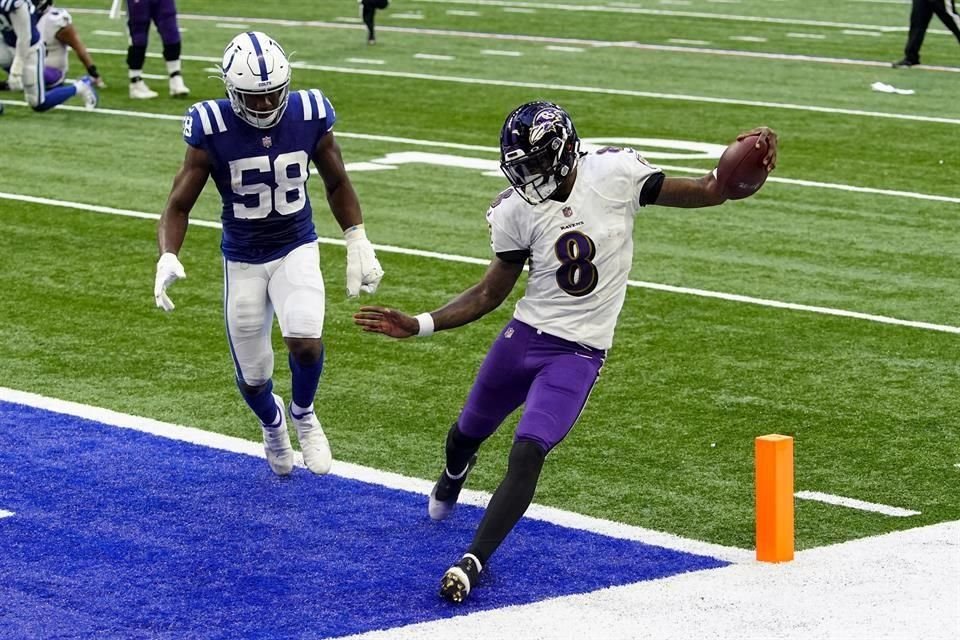 Lamar Jackson logró un touchdown para beneficio de los Cuervos.