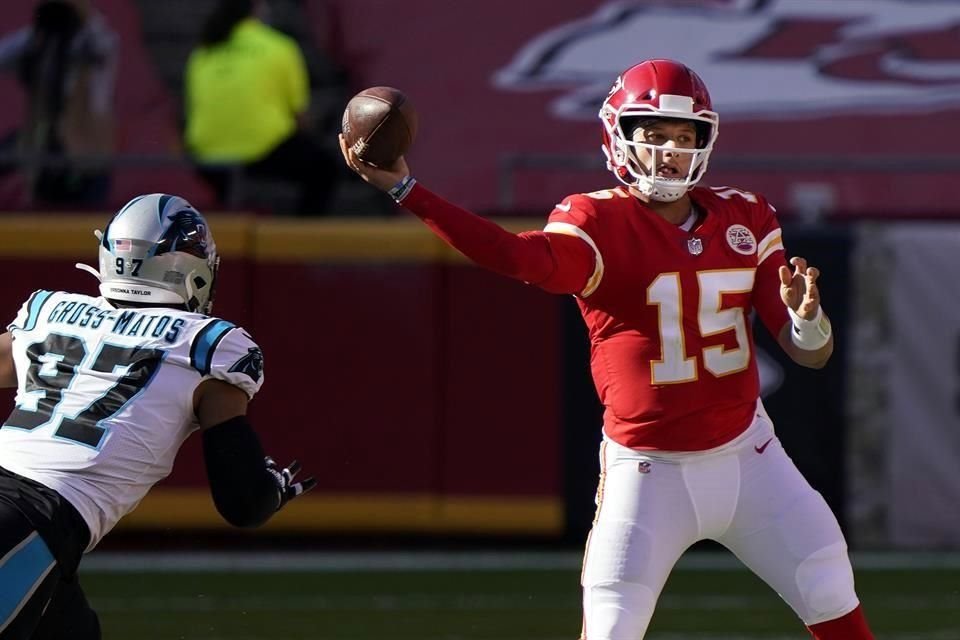 Patrick Mahomes conectó cuatro pases de anotación en el juego.