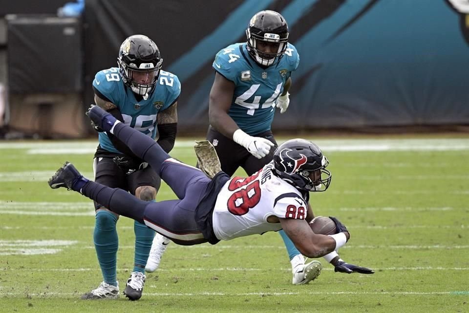 Deshaun Watson completó dos pases de anotación de 57 y 77 yardas, el segundo aparentemente después de que se había agotado el reloj de juego, y los Texanos derrotaron por 27-25 a los Jaguares.