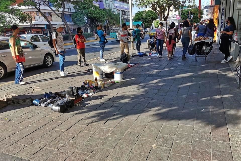 Comerciantes establecidos de la zona reconocen que el fenómeno creció por la pérdida de empleo que ha dejado la contingencia, pero creen que la autoridad lo permite.