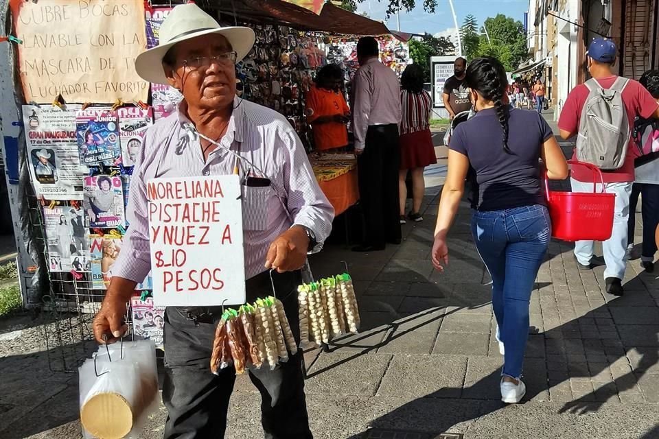 Algunos instalan su puesto, y otros ofrecen su mercancía recorriendo la zona.