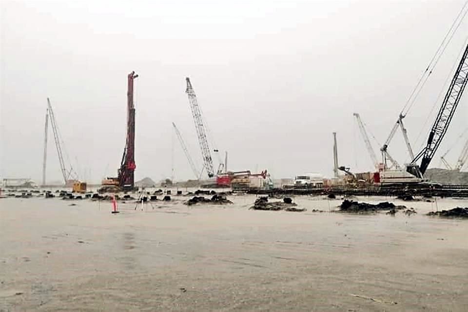 Debido a que se ubica en una de las zonas donde más llueve, refinería de Dos Bocas está expuesta a constantes inundaciones, según expertos.