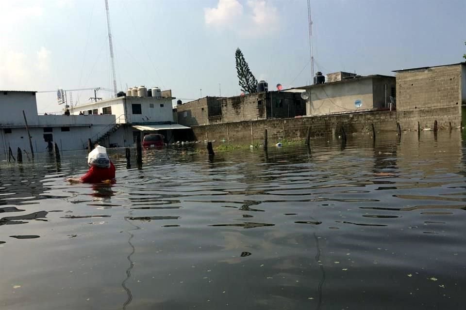 El Presidente reveló que intervino con técnicos para frenar un mayor desfogue de aguas de la presa Peñitas.