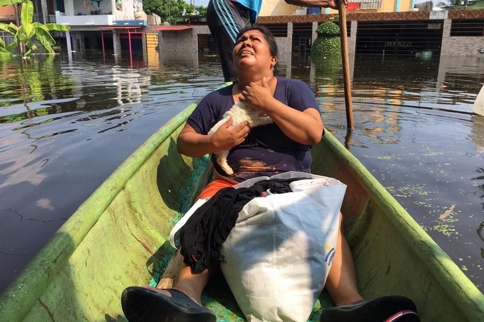 Una mujer en la Colonia Gaviotas Sur es rescatada por un lanchero.