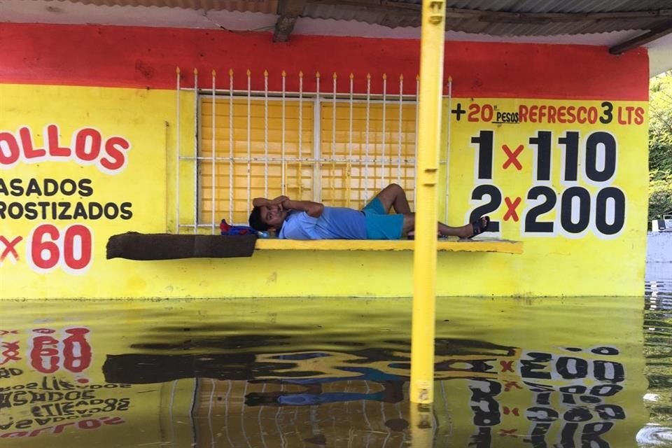 Un tabasqueño de la Colonia Gaviotas Sur espera sobre una local de pollos rostizados a ser resctado.