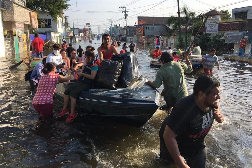 Lancheros se han movilizado a lo largo del día para rescatar a cientos de personas de colonias aledañas al Río Grijalva.