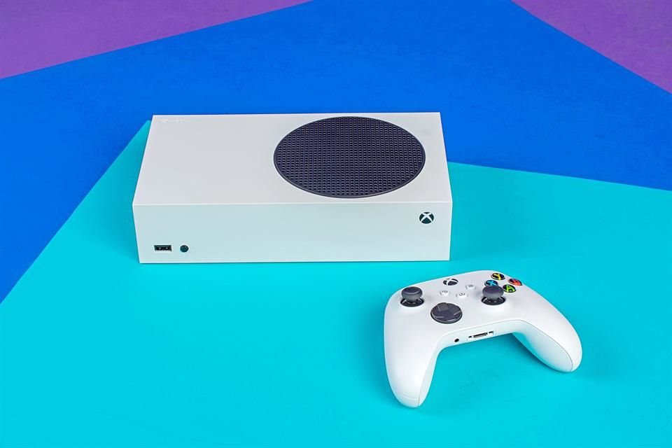 Xbox Series S es más asequible, con un precio de 8 mil 500 pesos, al estar enfocada para una experiencia completamente digital.