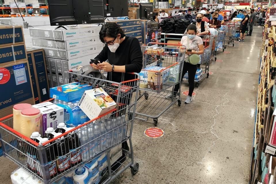En el Costco de Rafael Sanzio, la fila para ingresar llegó a superar las 100 personas a pesar de que no dejaban pasar más que un comprador por membresía, y la afluencia no bajó en todo el día.