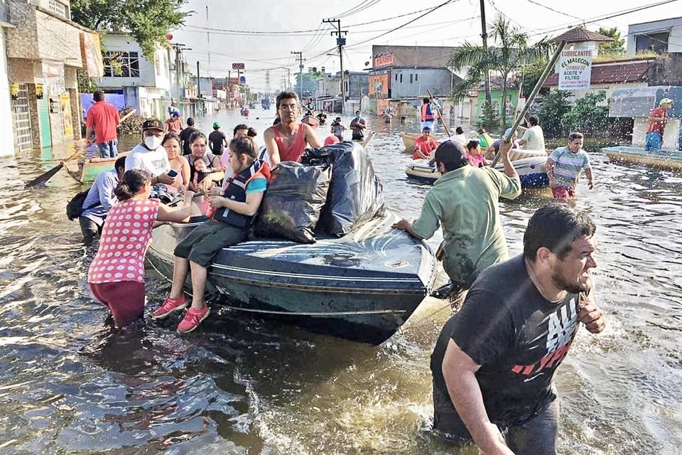 Afectados se desplazaron en lanchas en calles de Villahermosa.