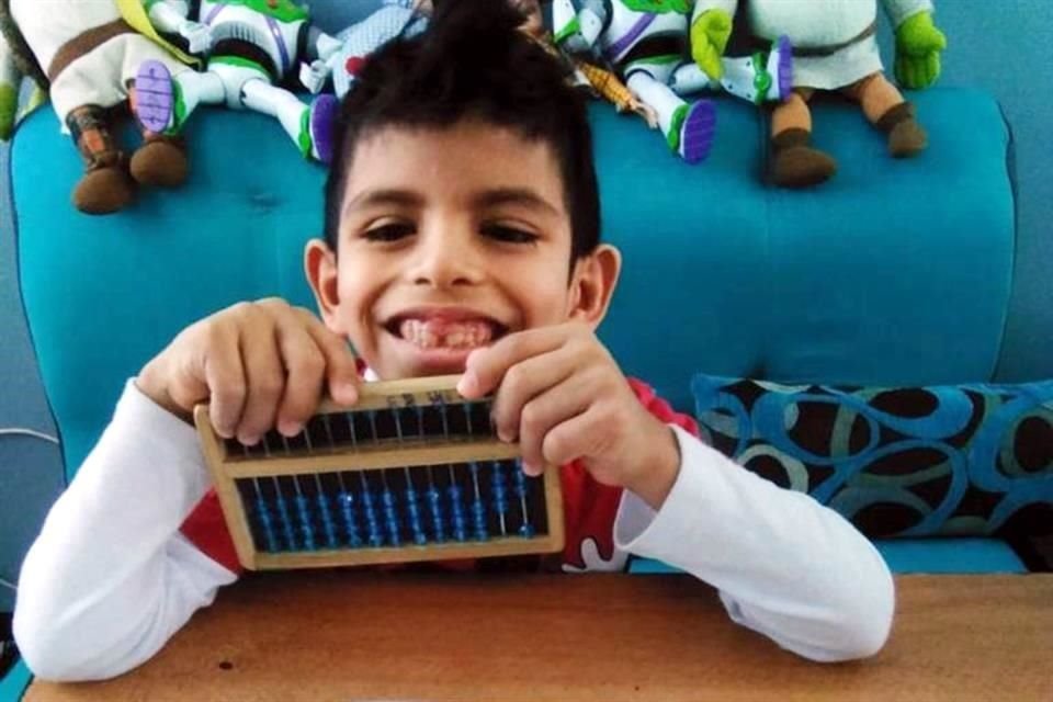 JAIME vive con ceguera. Ayudado por su madre se conecta con su maestra de apoyo especial para seguir aprendiendo, leyendo y escribiendo en Braille.