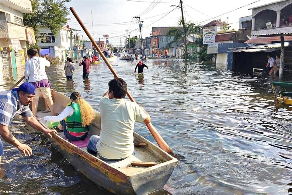 Ante el riesgo, la mayoría de pobladores decidió desalojar sus viviendas a bordo de lanchas.