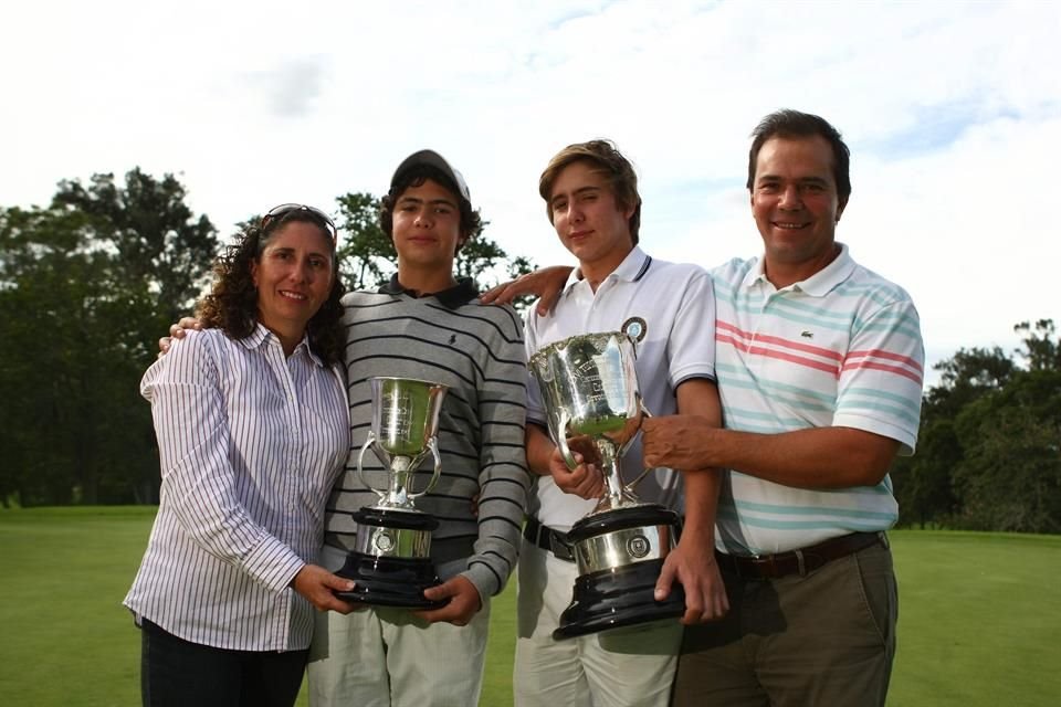 Aquí en el torneo Anual del Guadalajara Country Club, su casa, cuando Carlos (tercero de izq. a der.) se llevó el título del torneo, y su hermano Álvaro el de la segunda categoría.