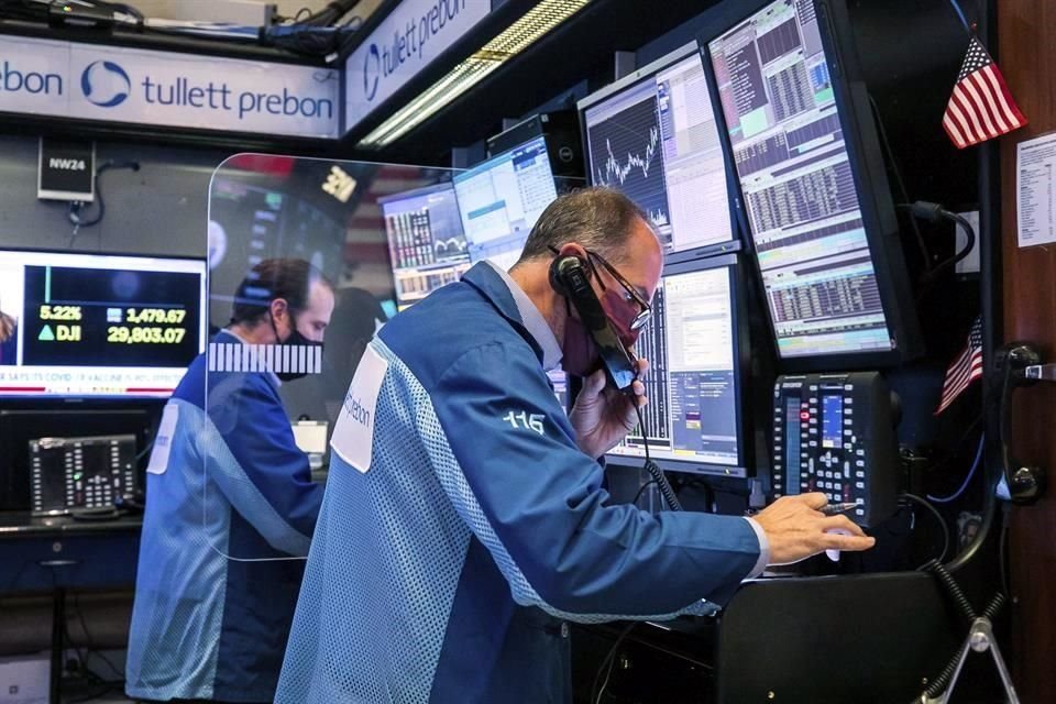 El lunes, el Dow Jones y el Standard & Poor's avanzaron 2.95 y 1.17 por ciento, cada uno, mientras que el tecnológico Nasdaq retrocedió 1.53 por ciento.