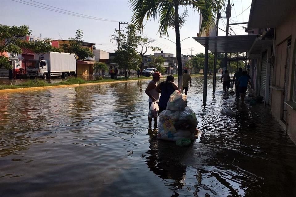 El agua avanzó mas de cinco calles hacia el norte y algunos pobladores temen que el agua siga creciendo hasta superar el camellón y llegue al sector de La Laguna.