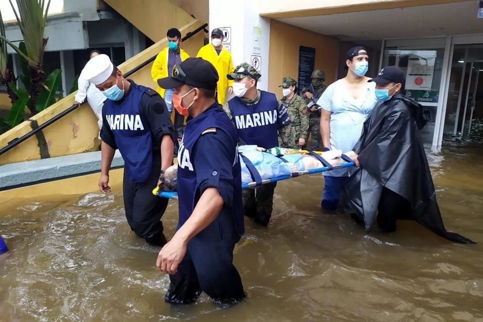 De acuerdo con la Marina, 472 personas fueron trasladadas a albergues.