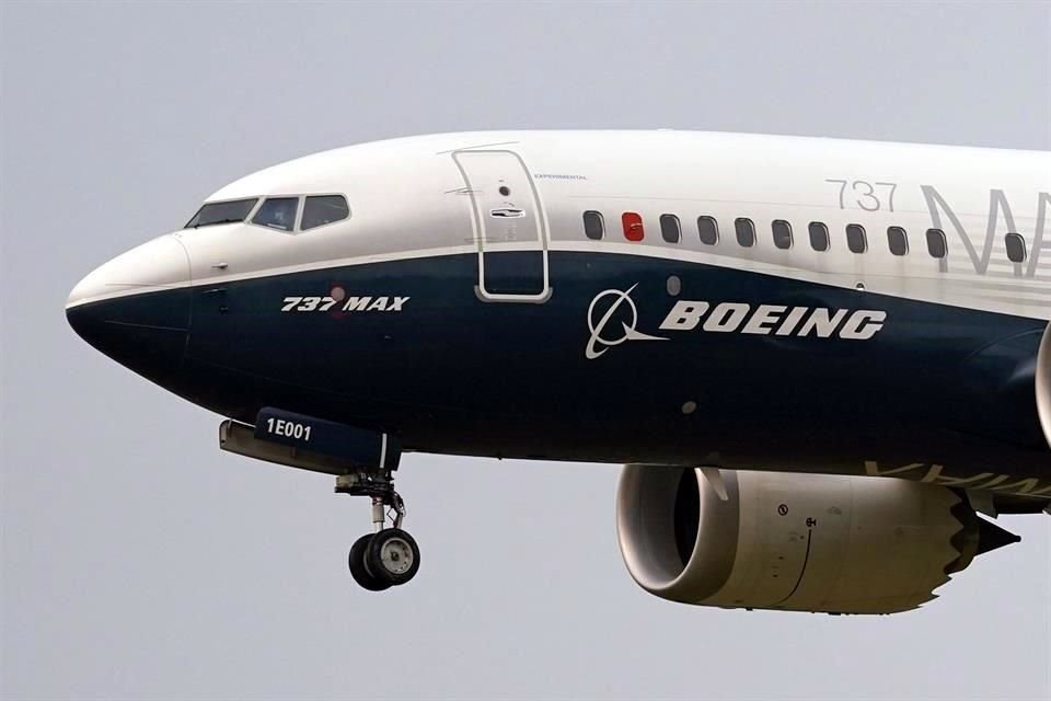 Boeing dijo que los clientes cancelaron pedidos de 12 aviones MAX en octubre y retiró órdenes de otros 25 de su cartera debido a la debilidad financiera de los compradores. 