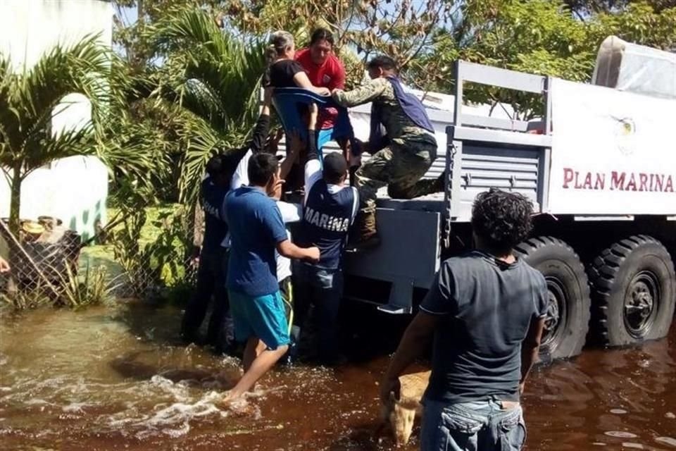 Los elementos ayudan a la población a ser trasladad a refugios.