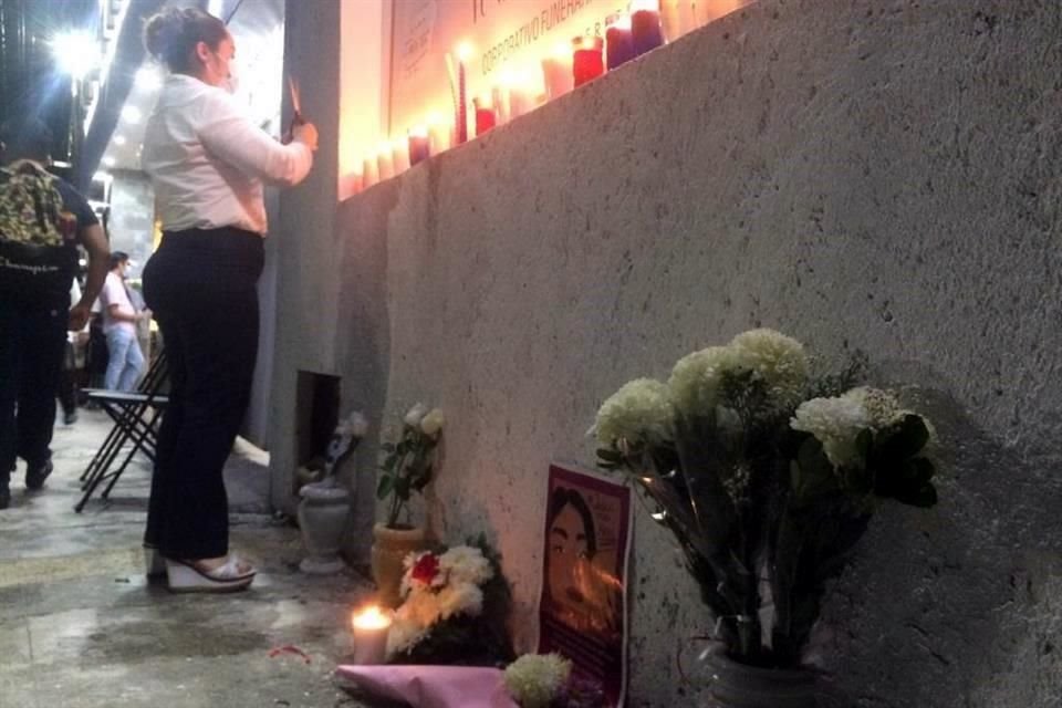 Familiares y amigos colocaron velas afuera de la funeraria donde es velado el cuerpo de la joven Alexis.