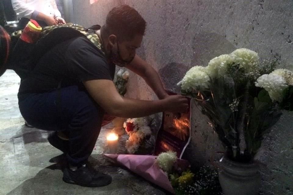 Afuera del Corporativo Funerario Cancún se instalaron tres carpas para resguardar a los asistentes de una leve lluvia.