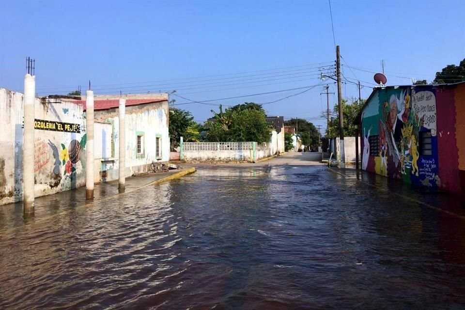 Pobladores comentan que ya tienen llagas en los pies por estar días en el agua.