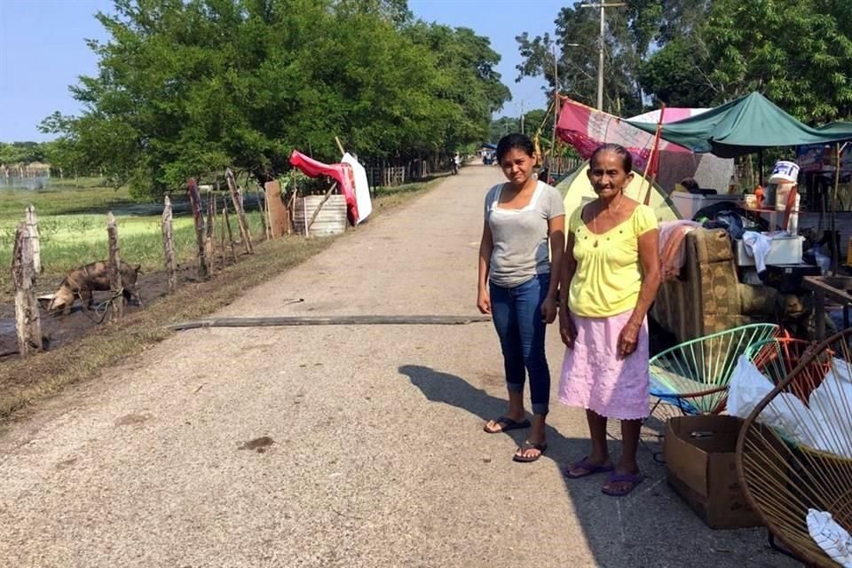 Debido a las inundaciones la gente se ha refugiado a orilla de los caminos.