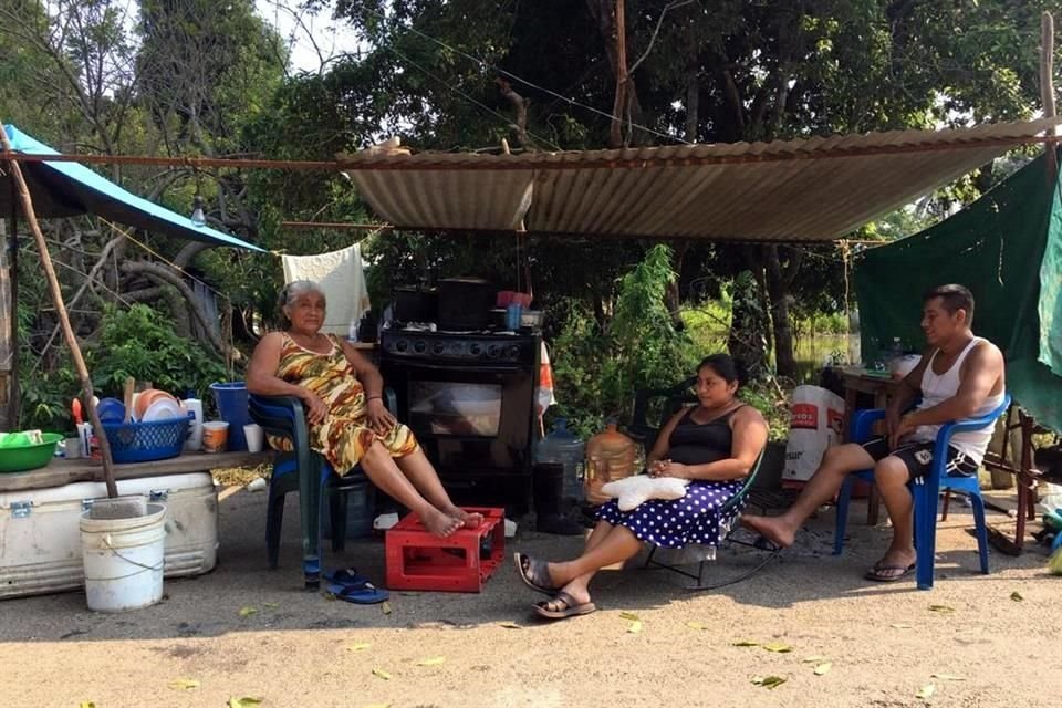 Habitantes reclaman que el Gobierno ha concentrado su ayuda en Villahermosa y no ha llegado a comunidades más pequeñas.