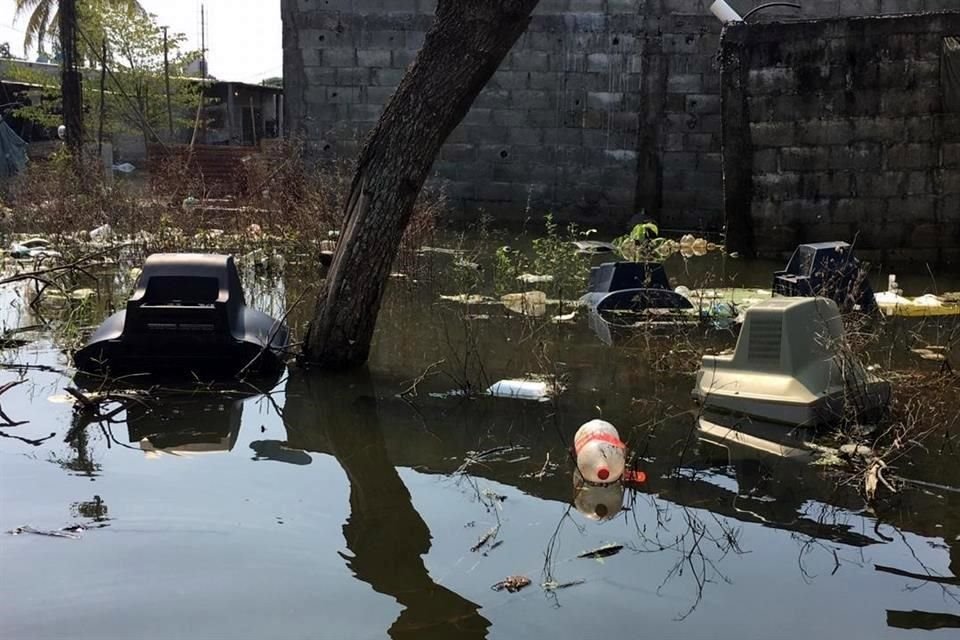 Televisiones y computadoras también han quedado bajo el agua e inservibles.