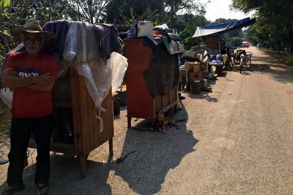 En la primera sección de la ranchería Virginio Chan, a 126 kilómetros de Villahermosa, la población salió de sus casas y sacó sus estufas sobre las carreteras.