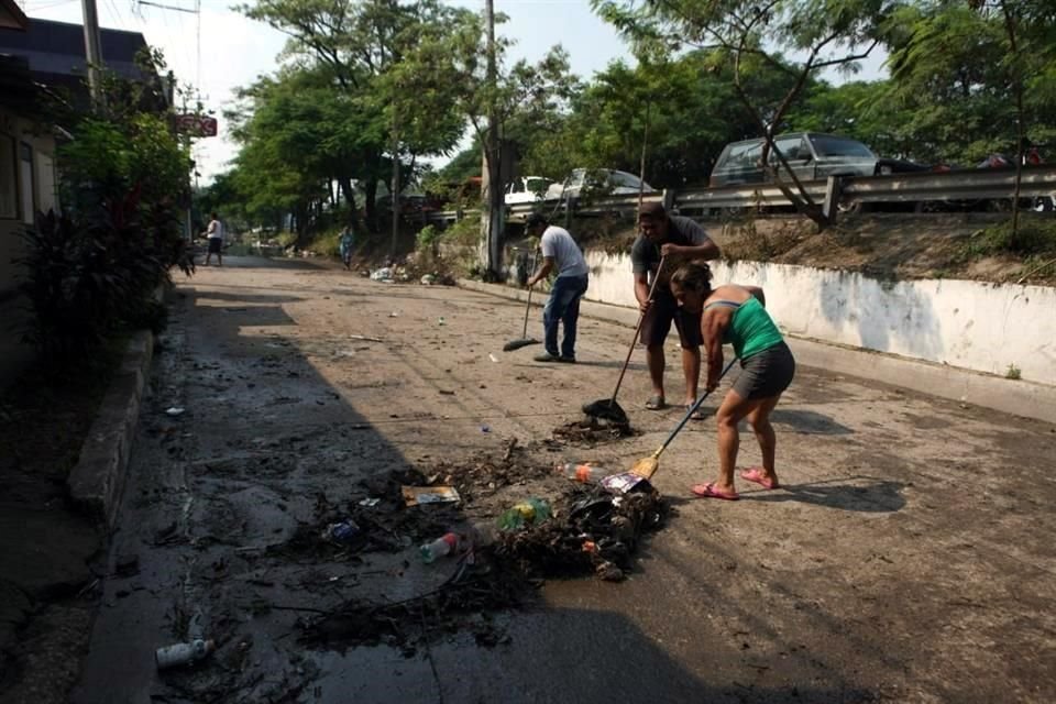 En algunas partes del sector Explanada de Gaviotas Sur el nivel del agua empezó a descender y vecinos limpian las calles.