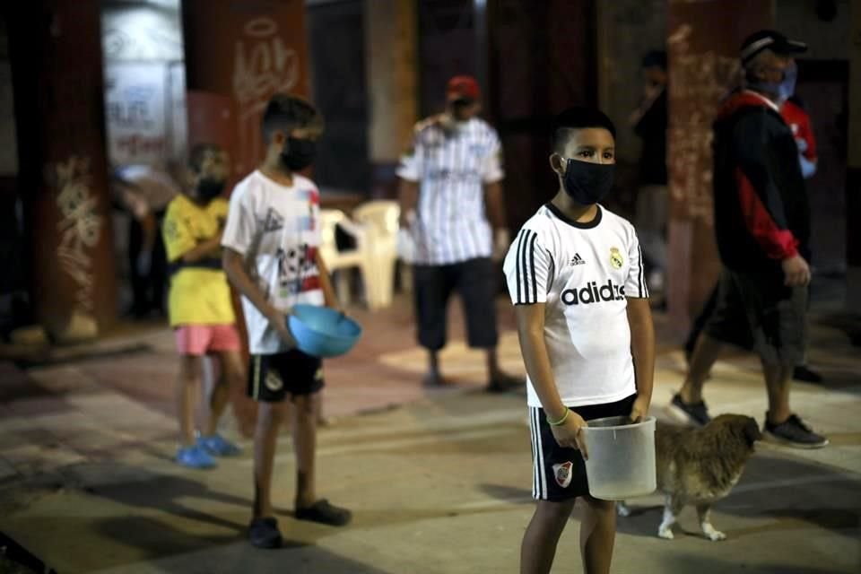 En las afueras de Buenos Aires, niños hacen fila para obtener alimentos durante la pandemia de Covid-19, en abril.