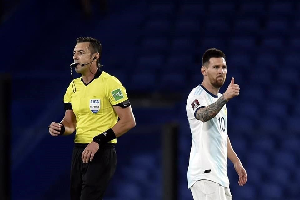 Lionel Messi marcó el gol que habría dado el triunfo pero el árbitro lo anuló tras revisar el VAR.