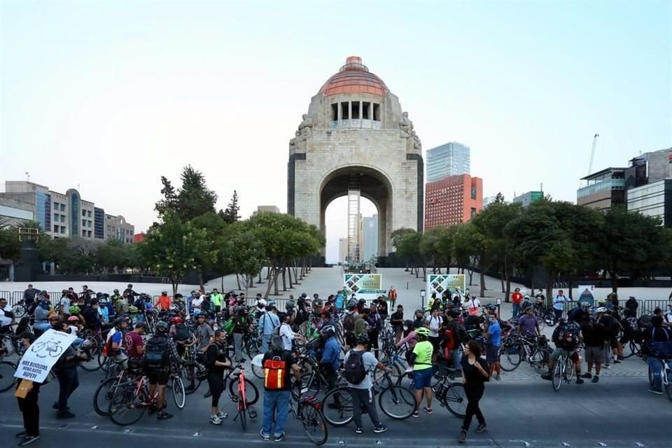 Los ciclistas se manifestaron frente al Monumento a la Revolución.