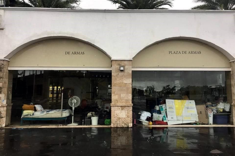Personas cuyas casas resultaron inundadas pasaron la noche sobre un pasillo techado de la Plaza de Armas.