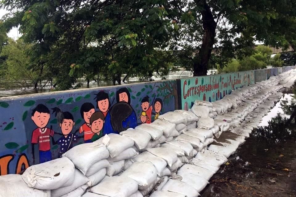 En la parte del centro de la ciudad, el malecón Leandro Augusto Rubirosa está reforzado con cientos y cientos de sacos de arena.