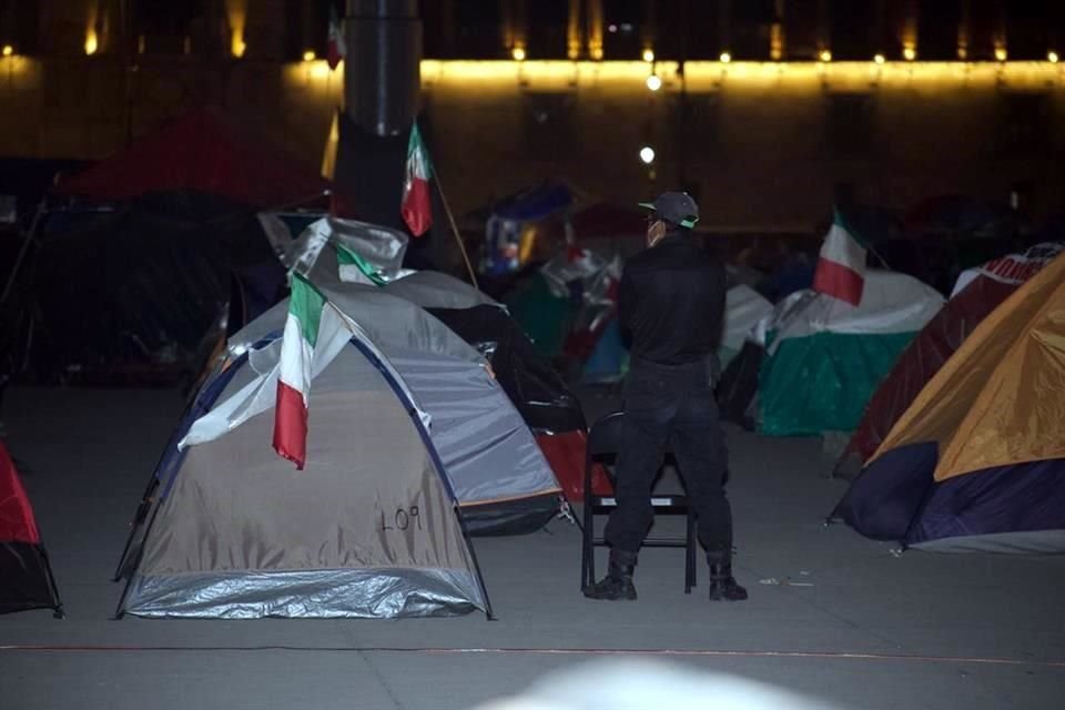 Hasta esta noche, el campamento seguía en la explanada del Zócalo.