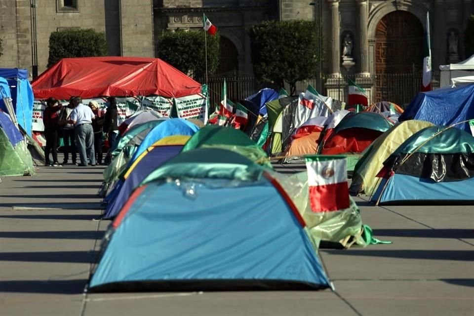 Aspecto del plantón en el Zócalo capitalino, la mañana de este domingo.