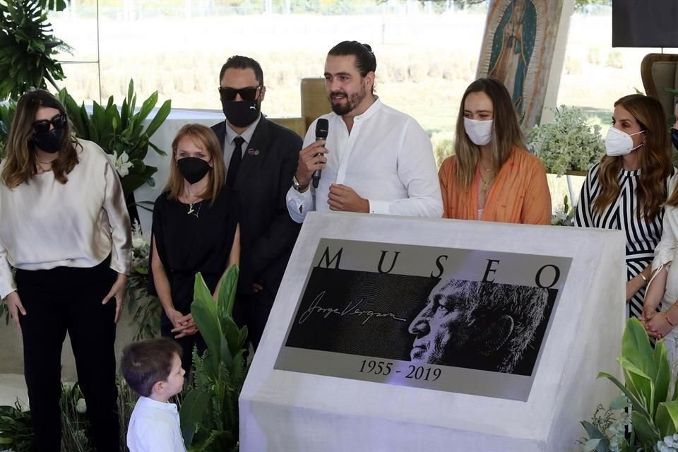 Amaury Vergara develó una placa para anunciar la construcción del museo Jorge Vergara.