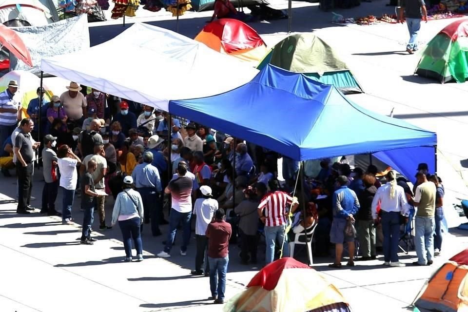 Integrantes del campamento en una reunión.