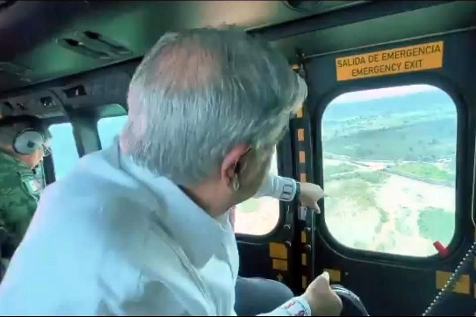 AMLO afirmó que en su visita a Tabasco para tratar inundaciones no se mojó solo por una foto y que hace lo que corresponde para apoyar.