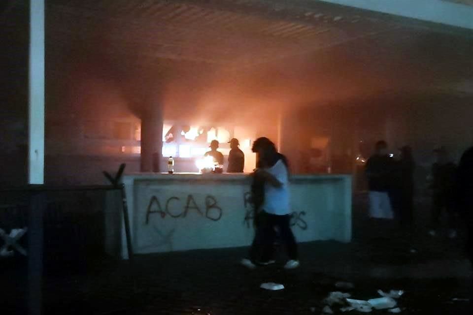 Un grupo de manifestantes realizó pintas y quemó mobiliario de oficinas de Gobierno.