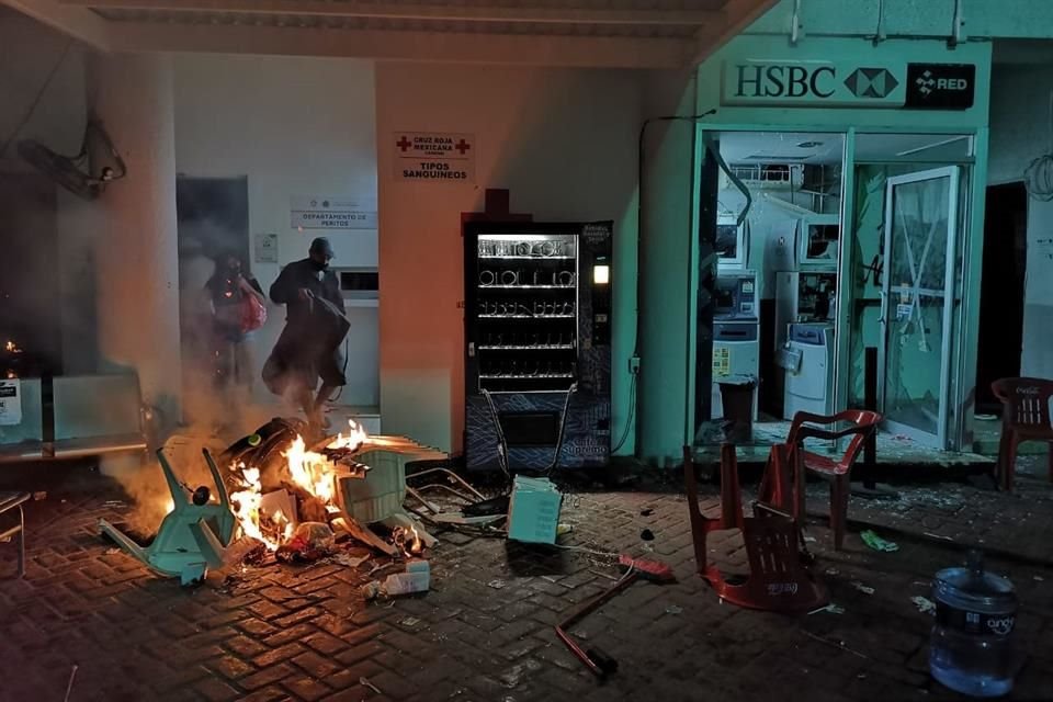 Un grupo de manifestantes realizó pintas y quemó mobiliario de oficinas de Gobierno.