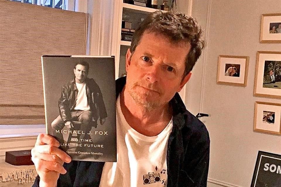 Michael J. Fox, de la saga 'Volver al Futuro', explora en biografía los nuevos efectos que le han surgido a causa del Parkinson que padece.