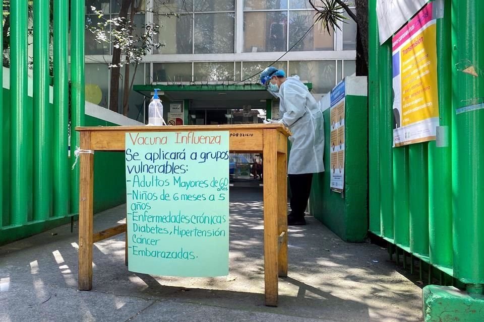 Mares sostuvo que en los centros de salud y hospitales dependientes del IMSS, ISSSTE e Insabi hay escasez de vacunas.