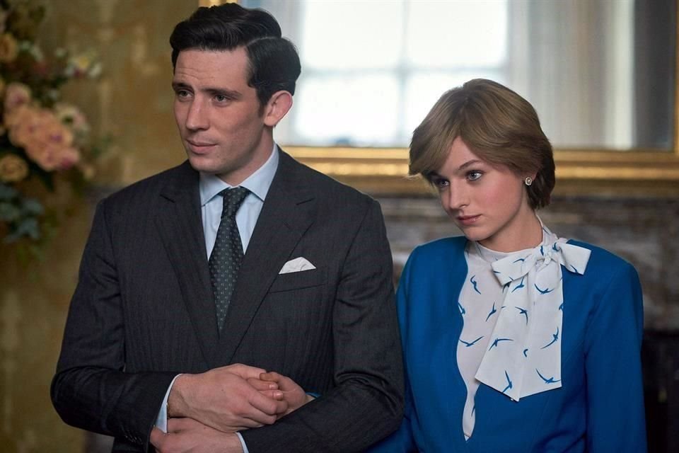 El actor Josh O'Connor, en el papel del príncipe Carlos, y Emma Corrin, como la princesa Diana, actúan durante una escena de la cuarta temporada de la serie 'The Crown'.