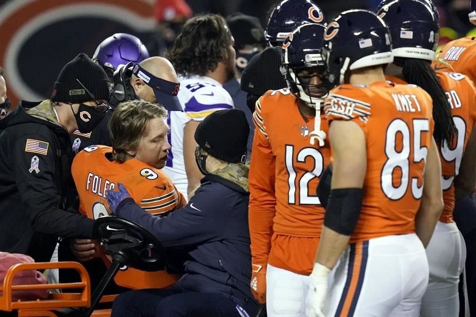 Nick Foles fue maltratado por la defensiva rial y en los últimos segundos abandonó el campo de esta manera.