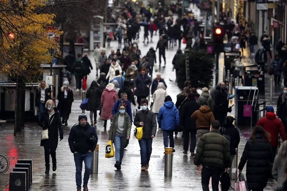 Personas con cubrebocas caminan por las calles de Glasgow.